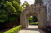 Evora - La porta del mulino a vento nel tratto delle antiche mura medioevali dal Jardim dos Colegiais